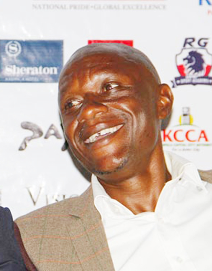 25.November.2015 Barcelona Legend Rayco Garcia (L) and the Uganda All Stars coach Mike Mutebi (R) engaged in a chat during the press conference at Big Mike's Bar in Kololo where they officially announced the players of both the Uganda All Stars Vs Barcelona Legends players to meet on 12 match at Mandela Stadium, Namboole. Photo by Ismail Kezaala