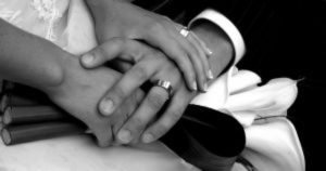 black-and-white-hands-with-wedding-rings_2579257