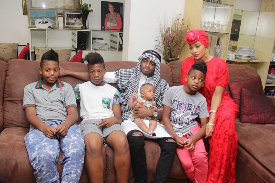 Zari and Diamond Platnumz with all Zari's children. 