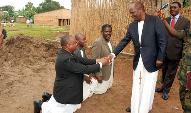 Men must greet the Kabaka while kneeling. PHOTO COURTESY OF NKULUZE TRUST. 
