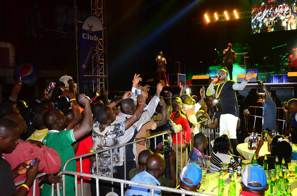 Bebe Cool got into the crowd while performing. 