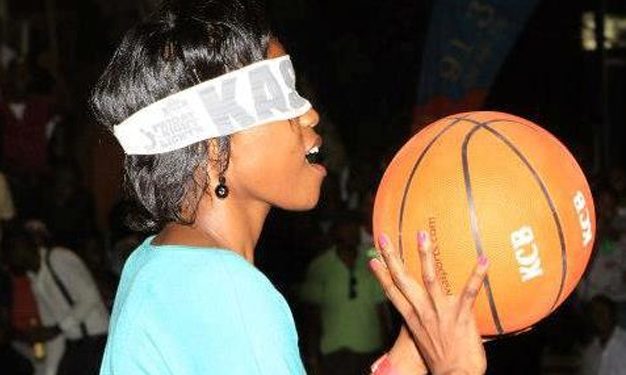 A fan takes on the blind shot challenge during the FNL.