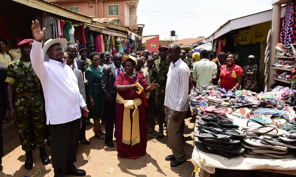 Museveni meeting the vendors. 